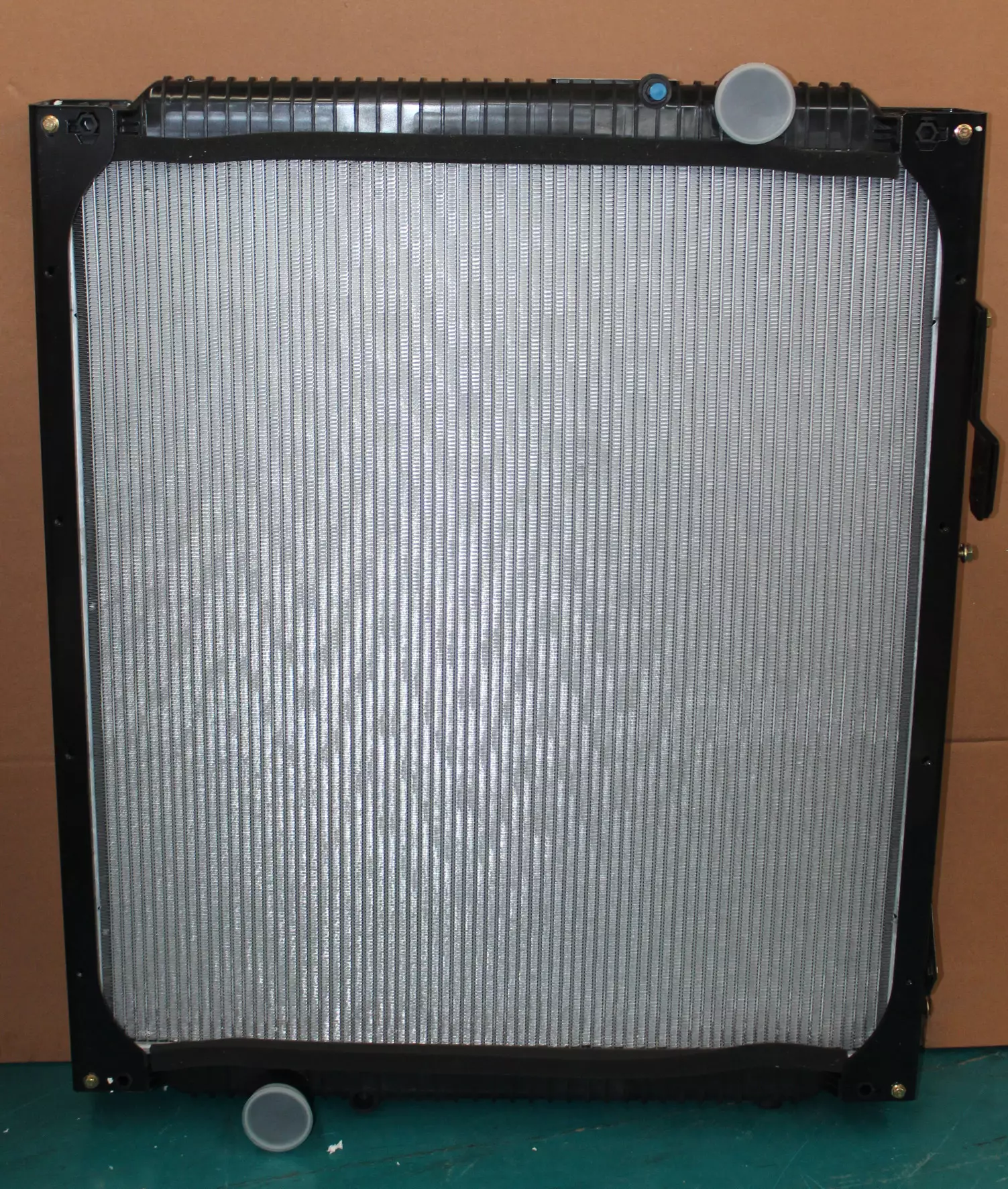 1301A8E-010 Hua Ling heavy truck water tank radiator manufacturer sells quality and low-d and low-d vehicle cooler