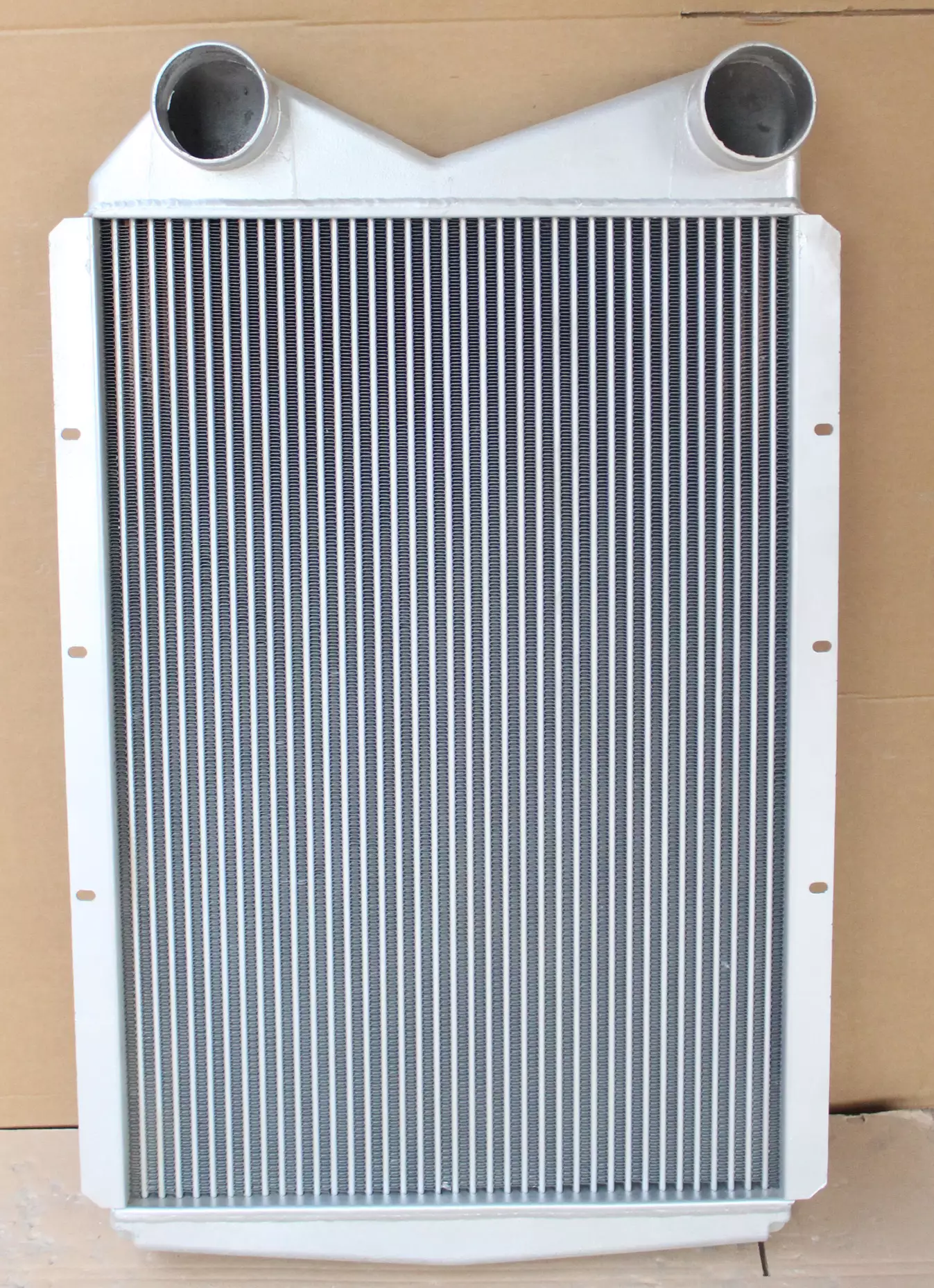 NZ9525530025 Sinotruk Haoyun Cold Device Manufacturer Customized Automobile Water Tank Detaiser