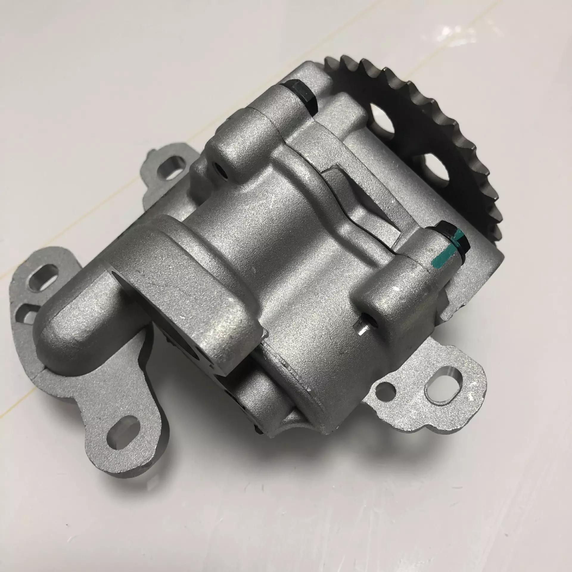 Oil pump for Ford 1355193 1456884 9660667080