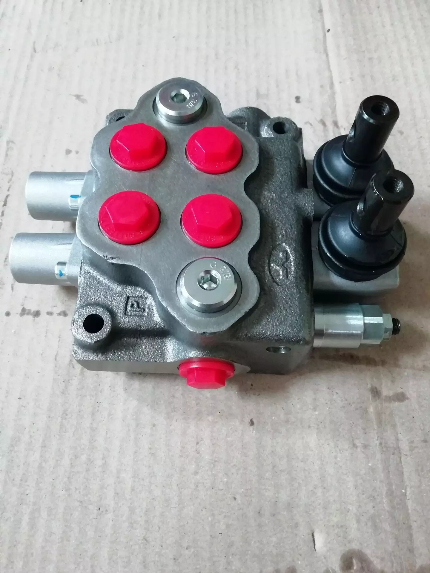 Volvoil multi-road valve SD5/2-P (kg3-180)/28L/28L/AET flow is 45L/min